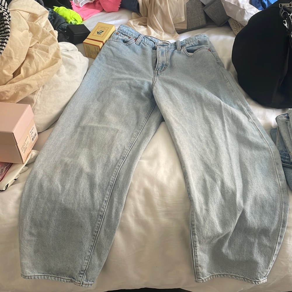Levi light wash balloon leg